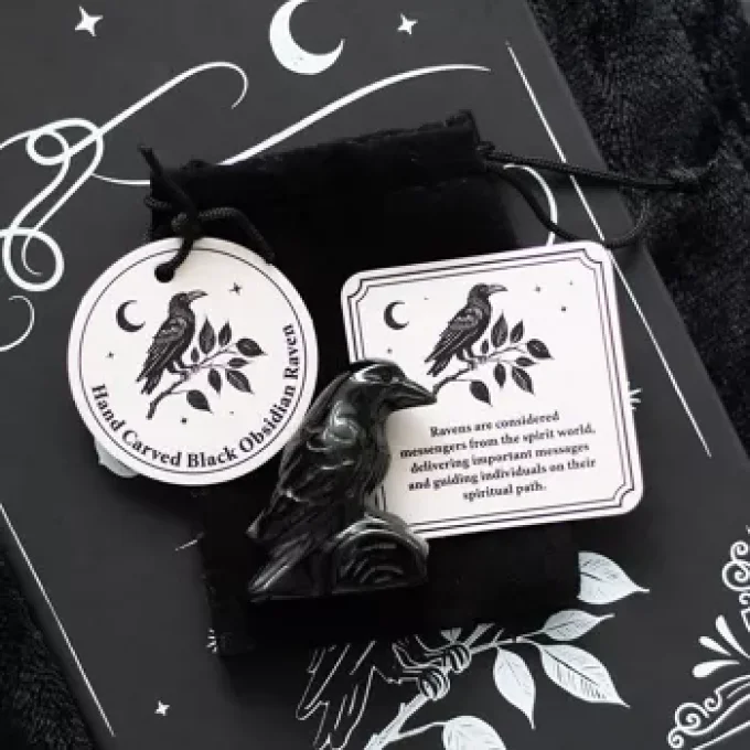 Ornement de corbeau en obsidienne noire dans un sac