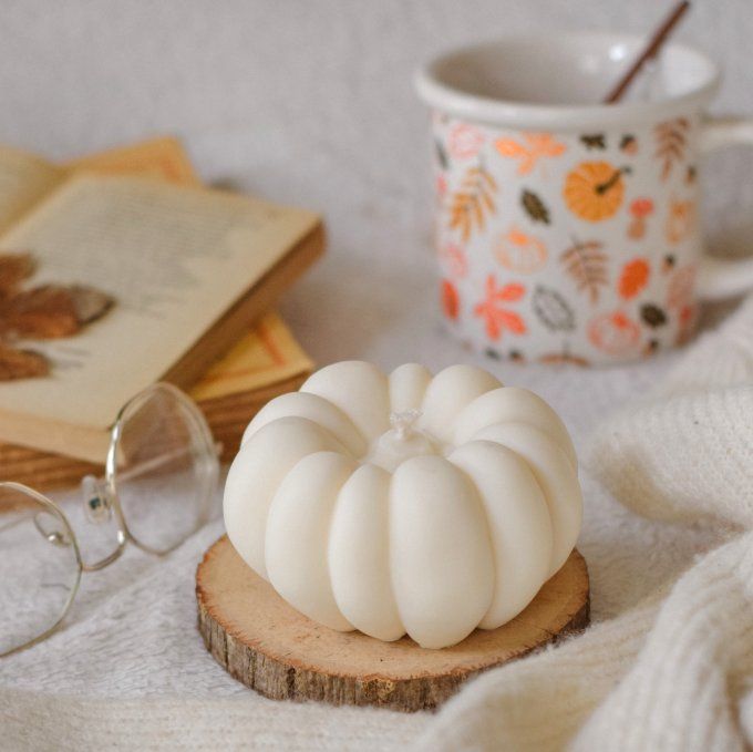 GRANDE BOUGIE PARFUMÉE EN FORME DE CITROUILLE 