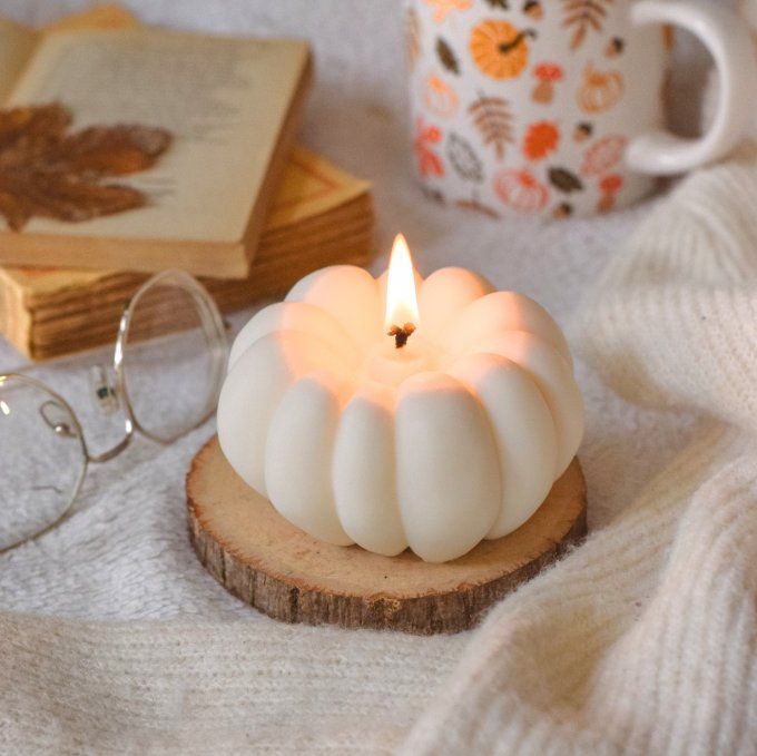 GRANDE BOUGIE PARFUMÉE EN FORME DE CITROUILLE 