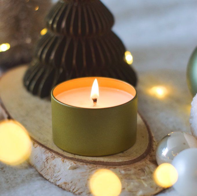 Bougie parfumée Holly Jolly – Contenant doré recyclable