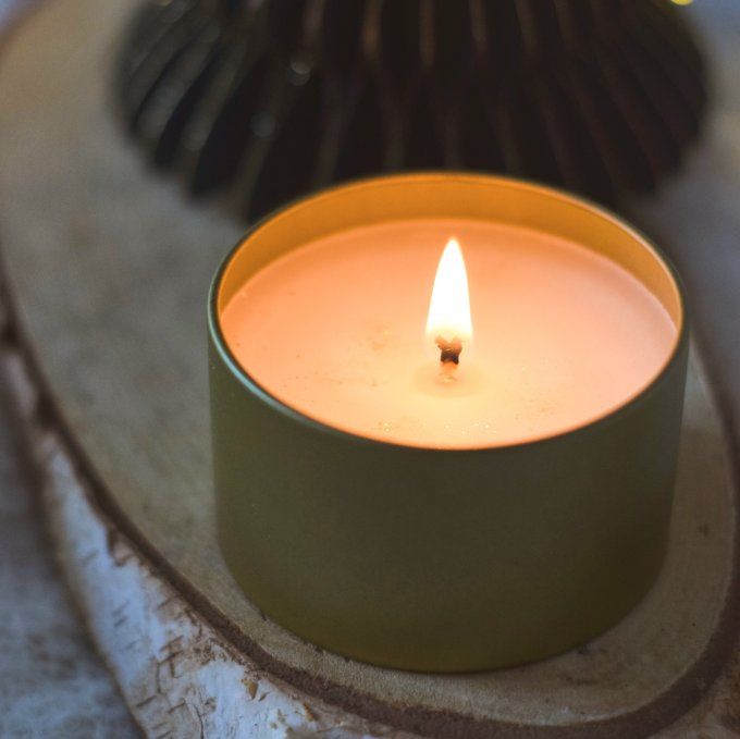 Bougie parfumée Holly Jolly – Contenant doré recyclable