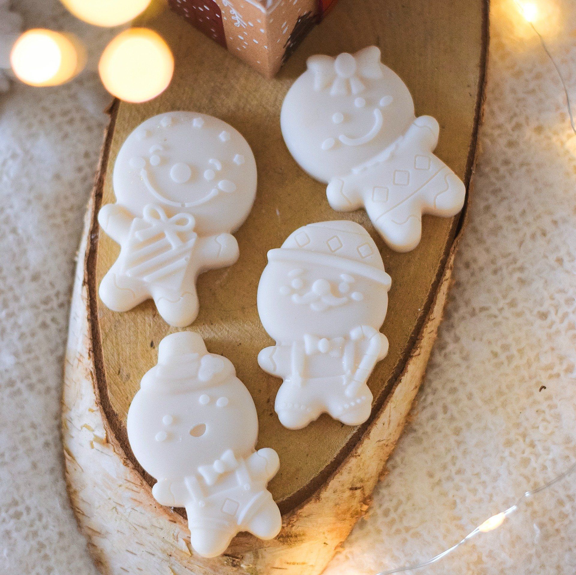 Fondants parfumés "La Petite Maison Gingerbread" – Coffret de Noël artisanal (4 formes différentes)
