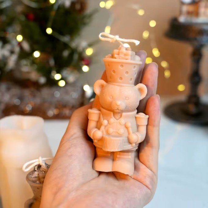 Bougie décorative "Ourson Tambour" – Édition de Noël