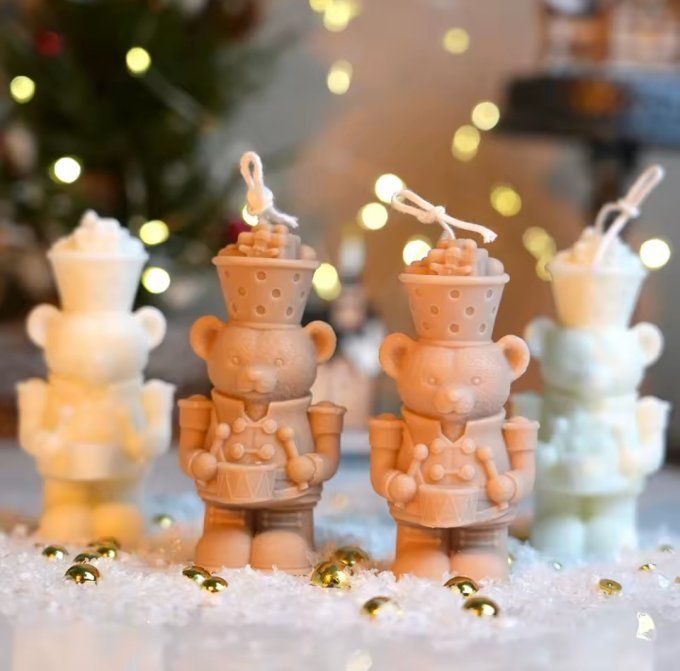 Bougie décorative "Ourson Tambour" – Édition de Noël