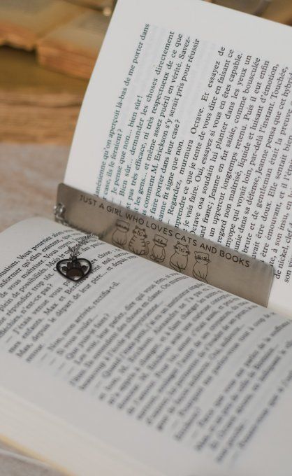 Marque-page "Just a Girl Who Loves Cats and Books"