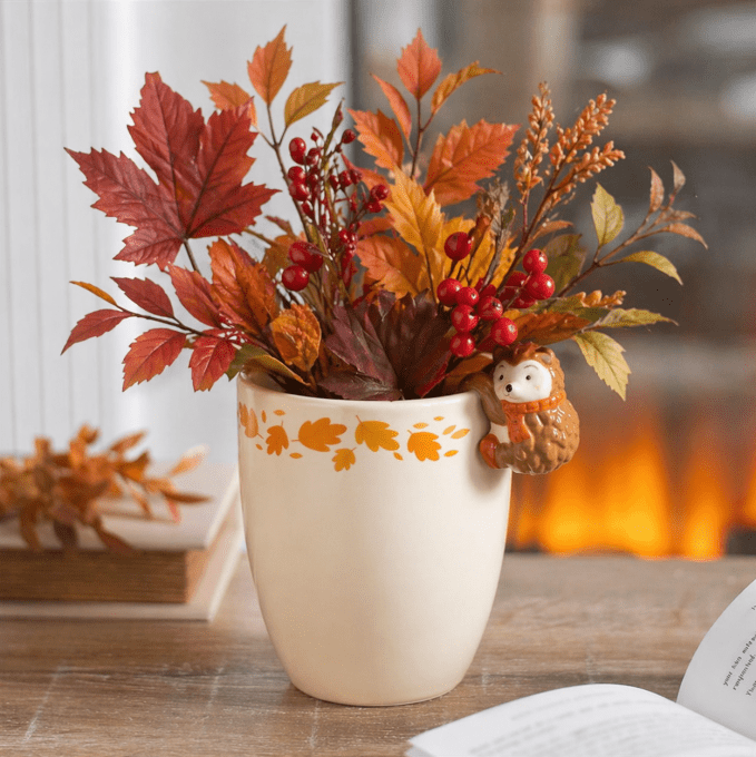 Pot de fleurs d'automne avec hérisson