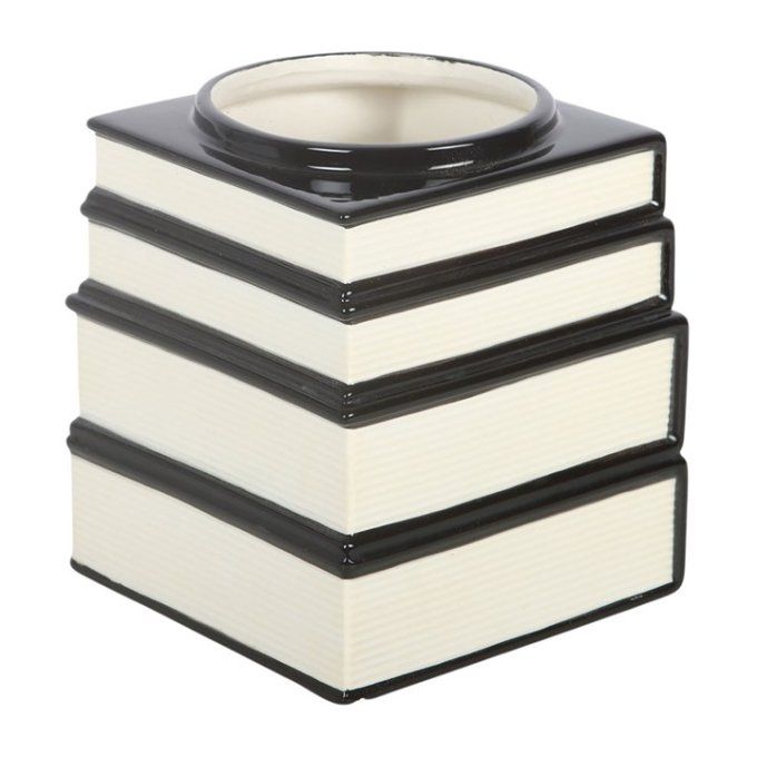 Vase pile de livres magiques