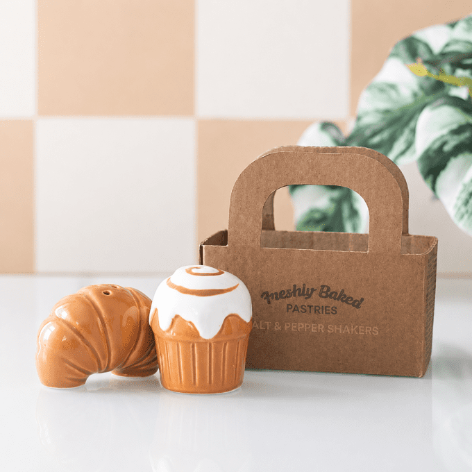 Salière et poivrière en forme de pâtisserie