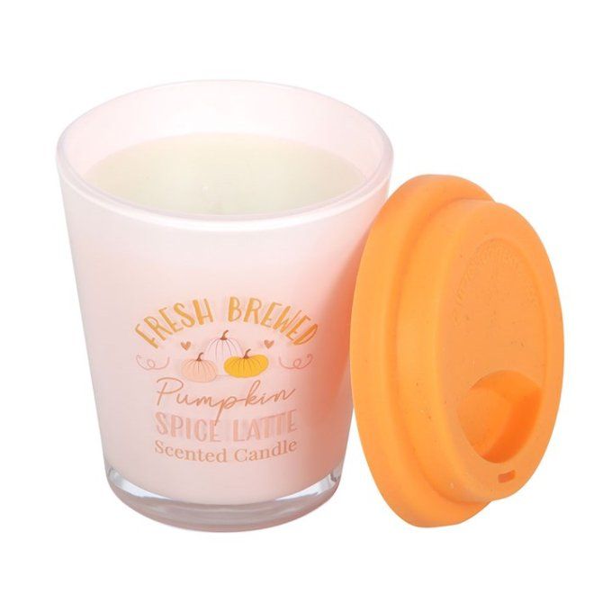 Bougie avec couvercle au parfum de latte à la citrouille et aux épices fraîchement préparé