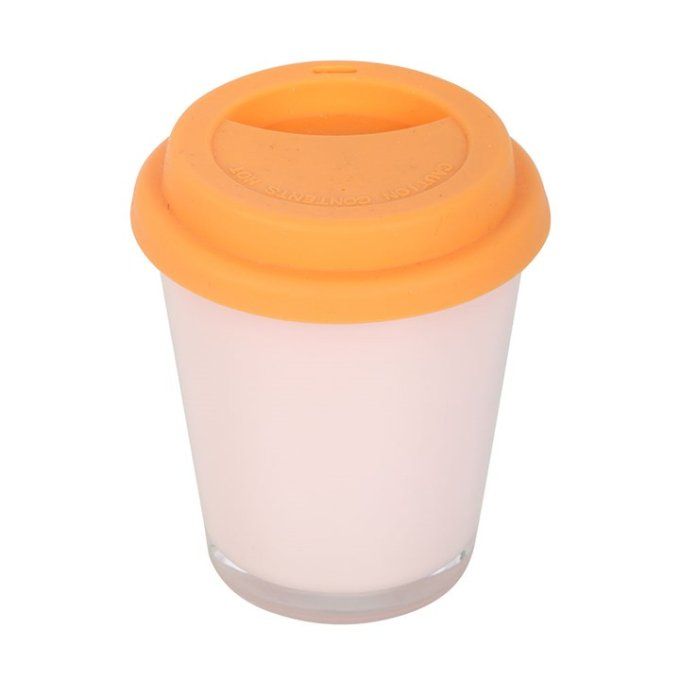 Bougie avec couvercle au parfum de latte à la citrouille et aux épices fraîchement préparé