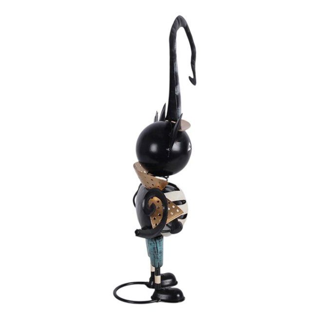 Décoration en métal représentant un chat noir coiffé d'un chapeau de sorcière