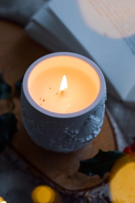 Bougie artisanale de Noël – Pot en plâtre sculpté