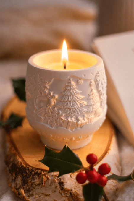 Bougie artisanale de Noël – Pot en plâtre sculpté