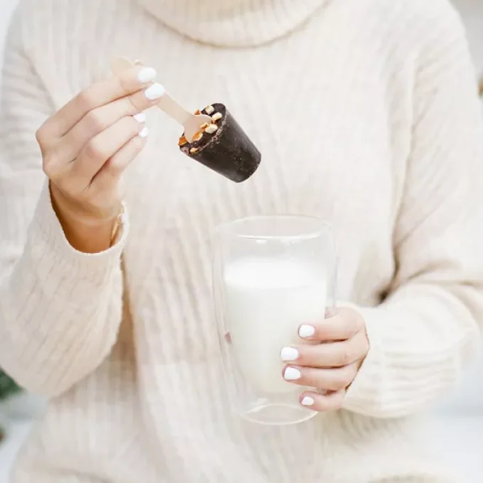 Boire du chocolat au pain d'épices à l'orange « Joyeux Noël »