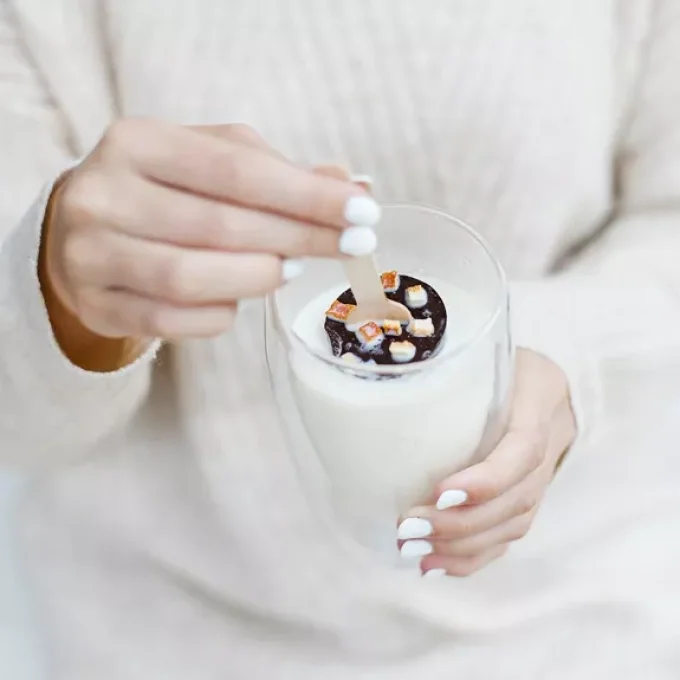 Boire du chocolat au pain d'épices à l'orange « Joyeux Noël »