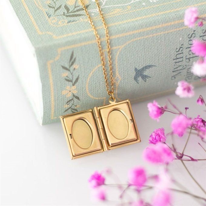 Collier médaillon en forme de livre dans un coffret cadeau