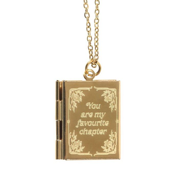 Collier médaillon en forme de livre dans un coffret cadeau