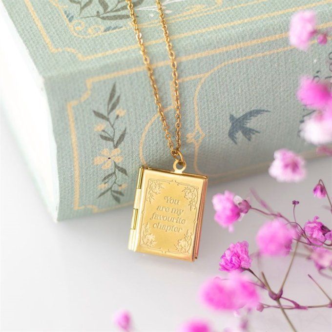 Collier médaillon en forme de livre dans un coffret cadeau
