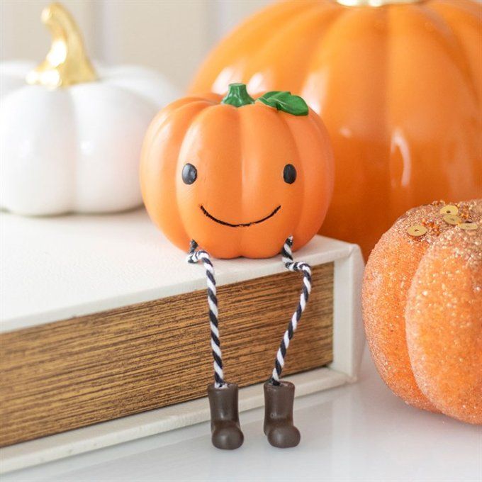 Décoration d'étagère en forme de citrouille souriante
