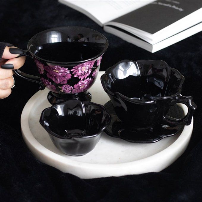 Tasse et soucoupe en forme de rose noire