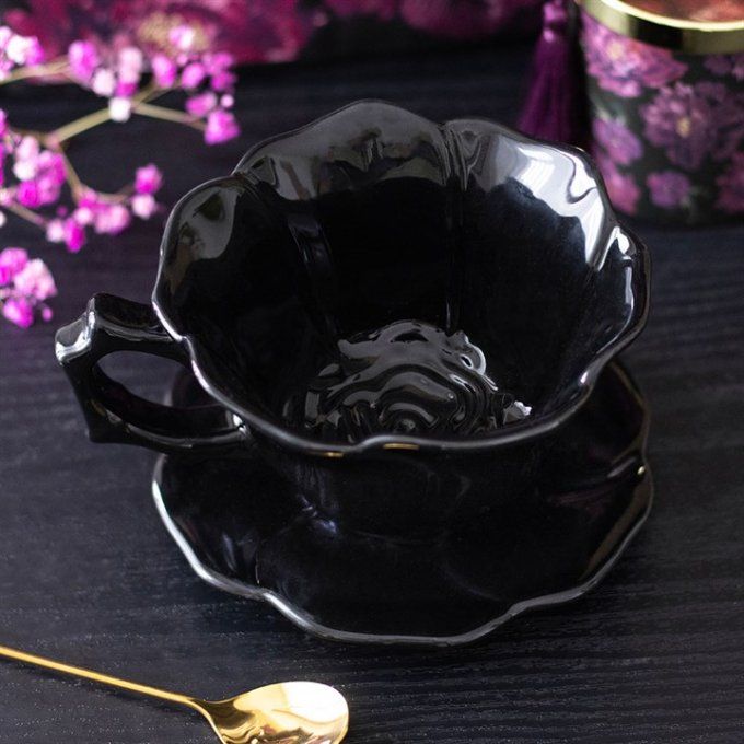 Tasse et soucoupe en forme de rose noire